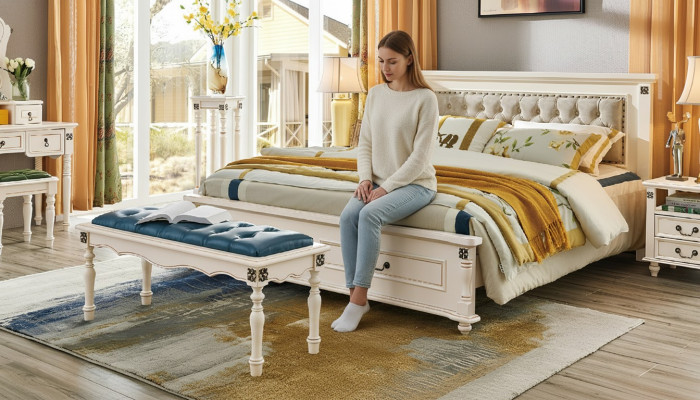 Edel tweepersoonsbed met luxe houten design en gestoffeerd hoofdeinde.