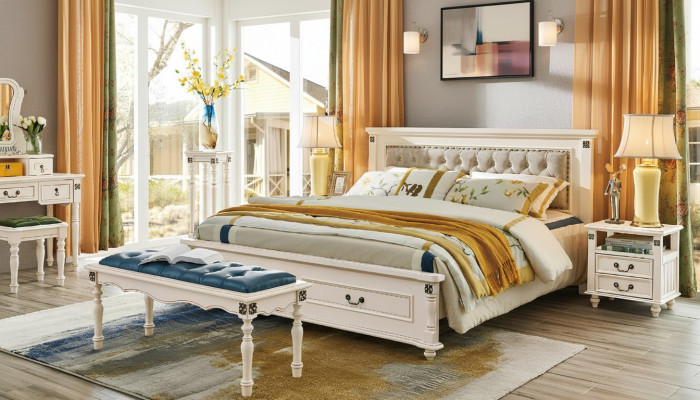 Edel tweepersoonsbed met luxe houten design en gestoffeerd hoofdeinde.