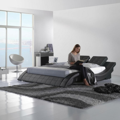 Luxe tweepersoons hotelkamer met houten bedden, leren bedbekleding.