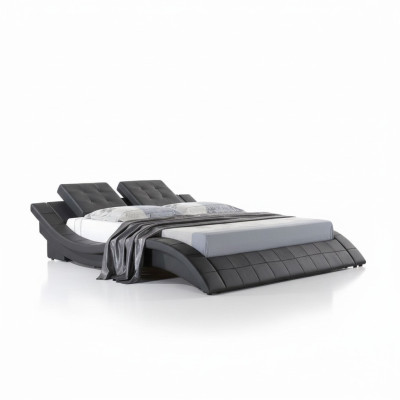 Luxe tweepersoons hotelkamer met houten bedden, leren bedbekleding.