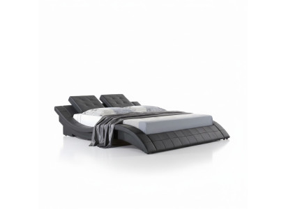 Luxe tweepersoons hotelkamer met houten bedden, leren bedbekleding.