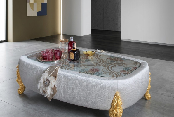 Exclusieve salontafel voor de woonkamer van hout is een prachtige aanvulling op uw interieur.