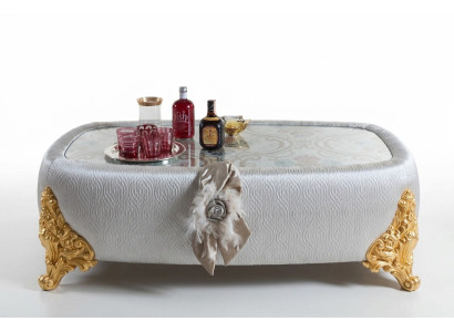 Exclusieve salontafel voor de woonkamer van hout is een prachtige aanvulling op uw interieur.
