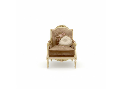 Klassieke designerstoel van hout met gesneden details.