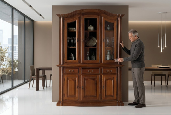 Massief houten vitrine woonkamer meubels dressoir Massief houten vitrinekast met glazen deuren.