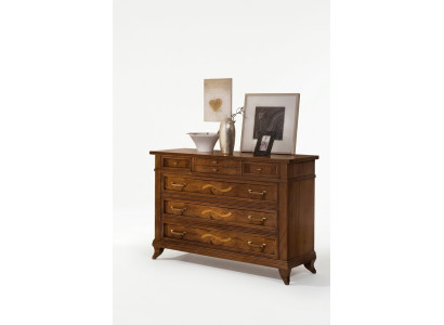 Houten ladekast in klassieke stijl op elegante poten voor woon- of slaapkamer.