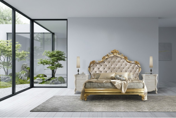 Mooi bed in klassieke stijl met een bewerkt hoofdeinde.