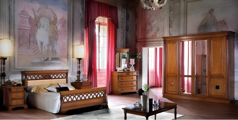 Slaapkamer set compleet: commode, bed, kledingkast, bedden, nachtkastje. 6-delige set van massief hout.