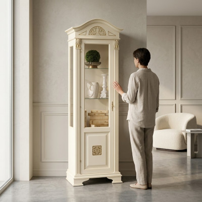 Elegante barokke glazen vitrinekast met fijne versieringen.