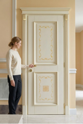 Binnendeuren in barok-rococostijl op maat gemaakt met klassieke massief houten kozijnen uit Italië.