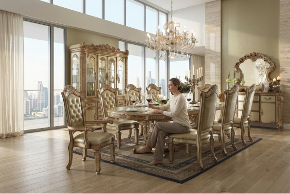 Royale Chesterfield eetkamerset, Verfijnde eettafel met Chesterfield x8 stoelen.