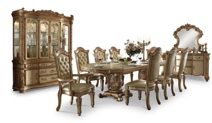 Royale Chesterfield eetkamerset, Verfijnde eettafel met Chesterfield x8 stoelen.
