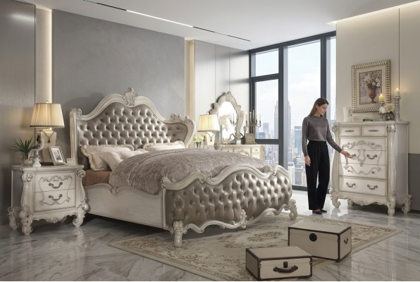 Klassiek bed in barok, chesterfield, rococo stijl, dubbel hotel leer antiek.
