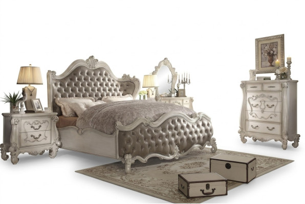 Klassiek bed in barok, chesterfield, rococo stijl, dubbel hotel leer antiek.