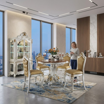 Klassieke witte eetkamerset met stijlvolle eettafel, stoelen en vitrine.