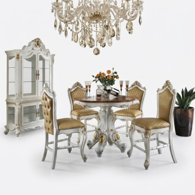 Klassieke witte eetkamerset met stijlvolle eettafel, stoelen en vitrine.