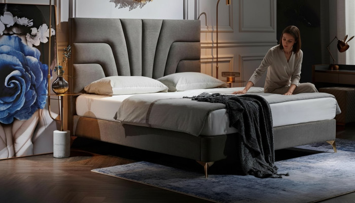 Hotel met luxe bed, tweepersoons bed, slaapkamerdesignmeubels van hout, nieuw luxe bedden.