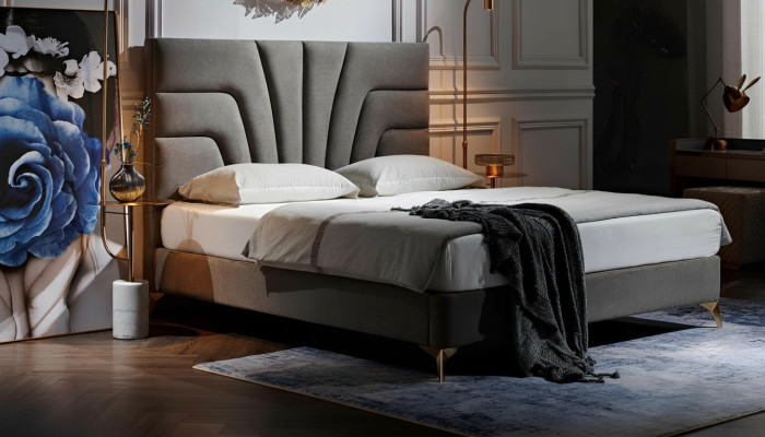 Hotel met luxe bed, tweepersoons bed, slaapkamerdesignmeubels van hout, nieuw luxe bedden.