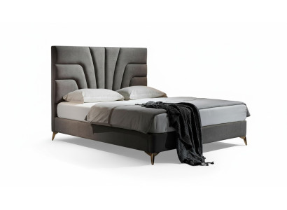 Hotel met luxe bed, tweepersoons bed, slaapkamerdesignmeubels van hout, nieuw luxe bedden.