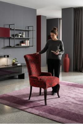 Woonkamer leunstoelen luxe fauteuil stoel hout bruin Italiaanse meubels bekleding