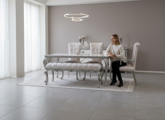 Exclusieve klassieke eetkamermeubelen met decoratieve details.