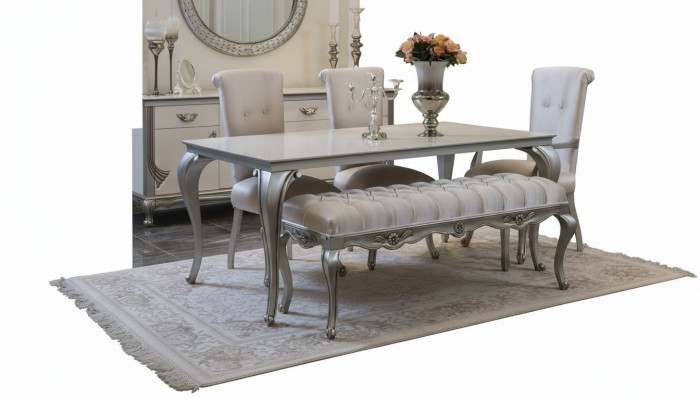 Exclusieve klassieke eetkamermeubelen met decoratieve details.