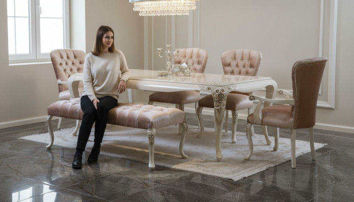 Klassieke eetkamer meubelset in zacht roze in natuurlijk hout