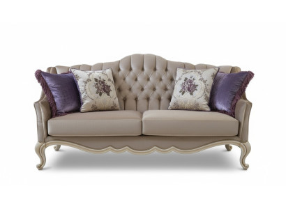 Driepersoons luxe bankstel met klassieke bekleding voor drie personen.