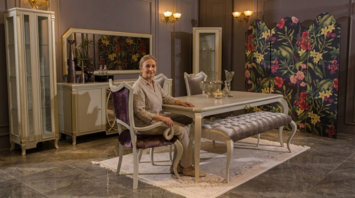 Ontwerp eetkamerset 8-delig Eettafel Stoel Commode Vitrine Kruk Hout
