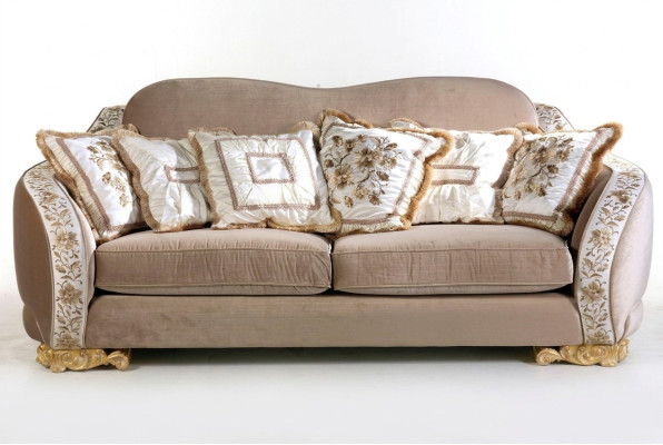 Klassieke Chesterfield-sofa met drie zitplaatsen voor stijlvolle woonruimtes.