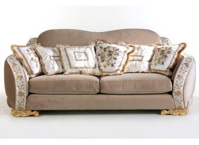 Klassieke Chesterfield-sofa met drie zitplaatsen voor stijlvolle woonruimtes.