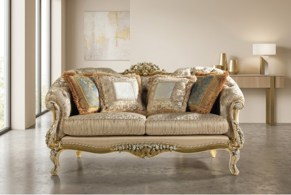Klassieke beige Chesterfield tweezitter gestoffeerd met houten frame.