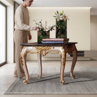 Luxe vierkante bijzettafel met gesneden poten.