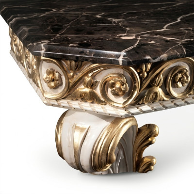 Designer salontafel met marmeren blad in klassieke stijl.