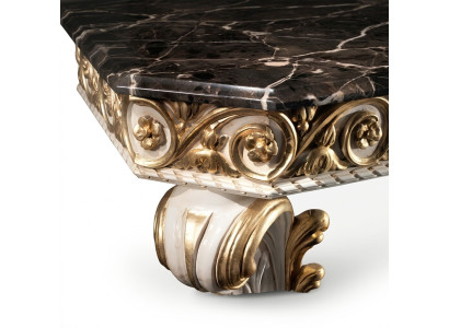Designer salontafel met marmeren blad in klassieke stijl.