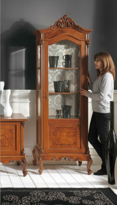 Houten vitrinekast glazen kast massief houten vitrine woonkamer meubilair dressoir