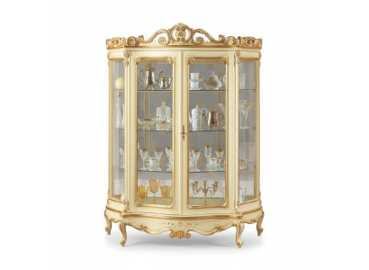Glazen vitrine met kunstig snijwerk en elegant ontwerp.