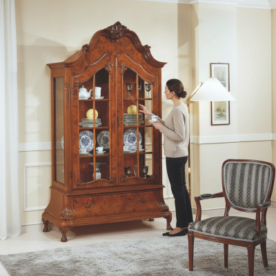 Glazen vitrines Woonkamer meubels Bruine vitrine Klassieke Italiaanse kast