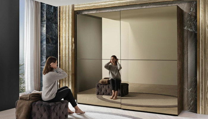Stijlvolle spiegelkast met schuifdeuren in moderne stijl.