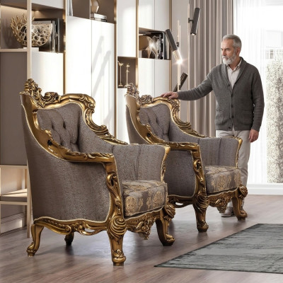 Een luxueuze klassieke fauteuil in donkergrijs met een gouden barokdesign van Chesterfield