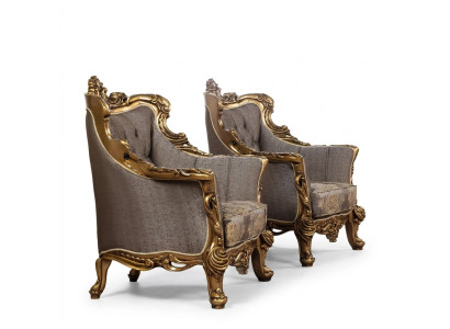 Een luxueuze klassieke fauteuil in donkergrijs met een gouden barokdesign van Chesterfield