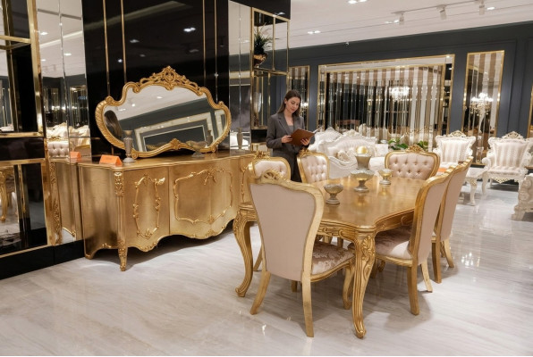 Luxe set met 9 delen. Eettafel, stoel, dressoir, spiegel. Nieuwe eettafel.