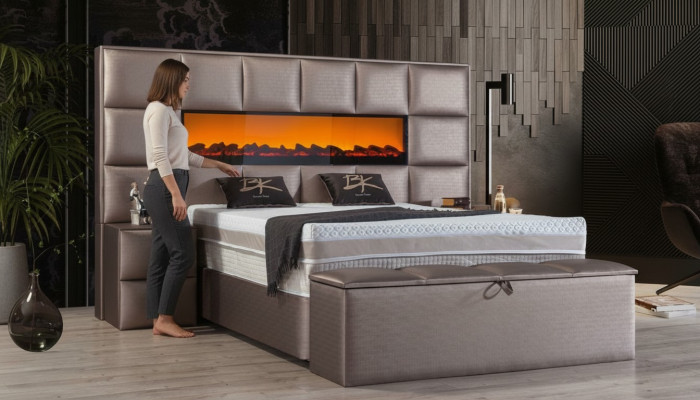 Elegante eigentijdse tweepersoonsbed met ruim gestoffeerd hoofdeinde.