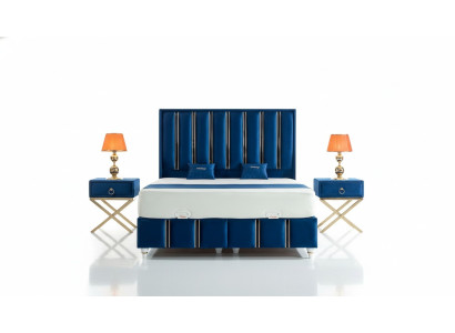 Saffierblauw designbed met nachtkastjes op vergulde stalen poten.