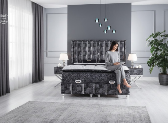 Zwart bed met matras en twee nachtkastjes in de slaapkamermeubelset.