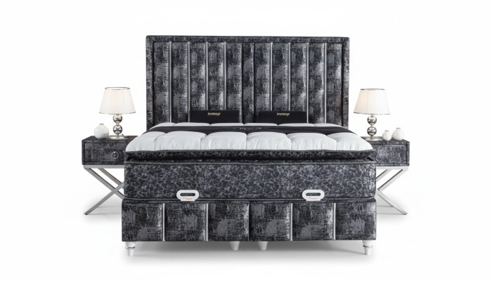 Zwart bed met matras en twee nachtkastjes in de slaapkamermeubelset.