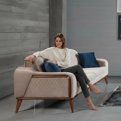 Beige bankstel woonkamer driezits zitkussen bank meubels fluweel hout