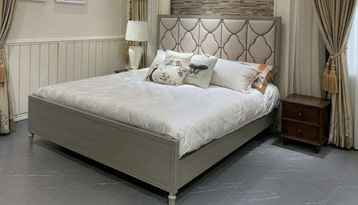 Premium tweepersoonsbed in klassiek design met een beige leren bekleding.