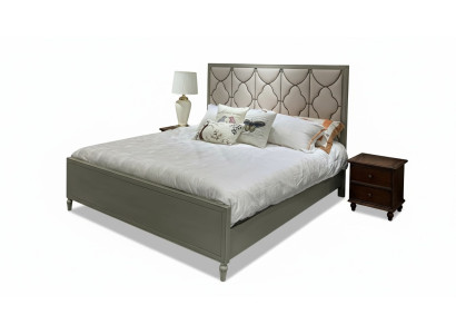 Premium tweepersoonsbed in klassiek design met een beige leren bekleding.