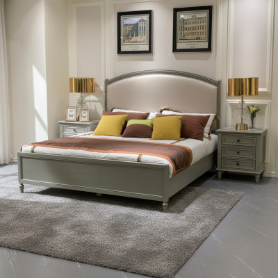 Premium tweepersoonsbed in klassiek design in grijs met beige leren bekleding.